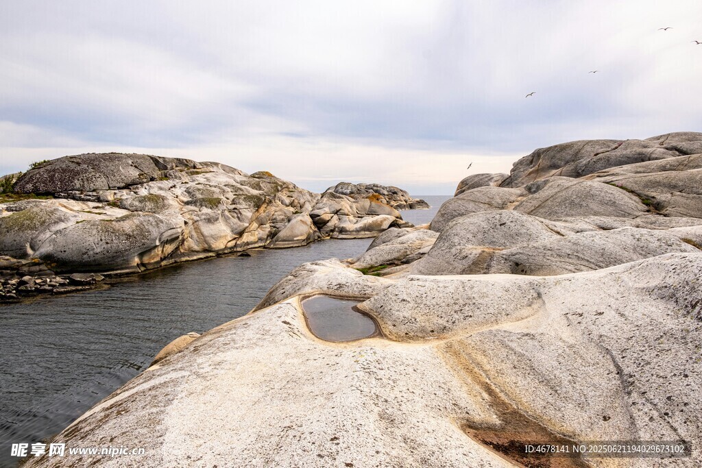 海邊嶙峋巖石景觀