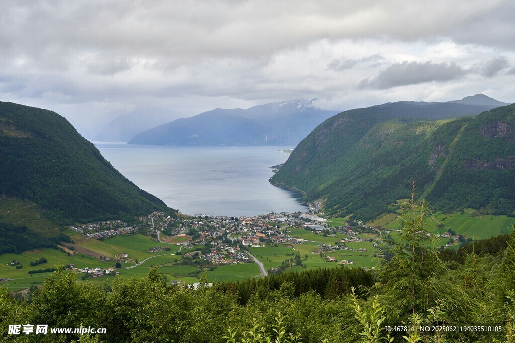 山間美景俯瞰壯闊湖景