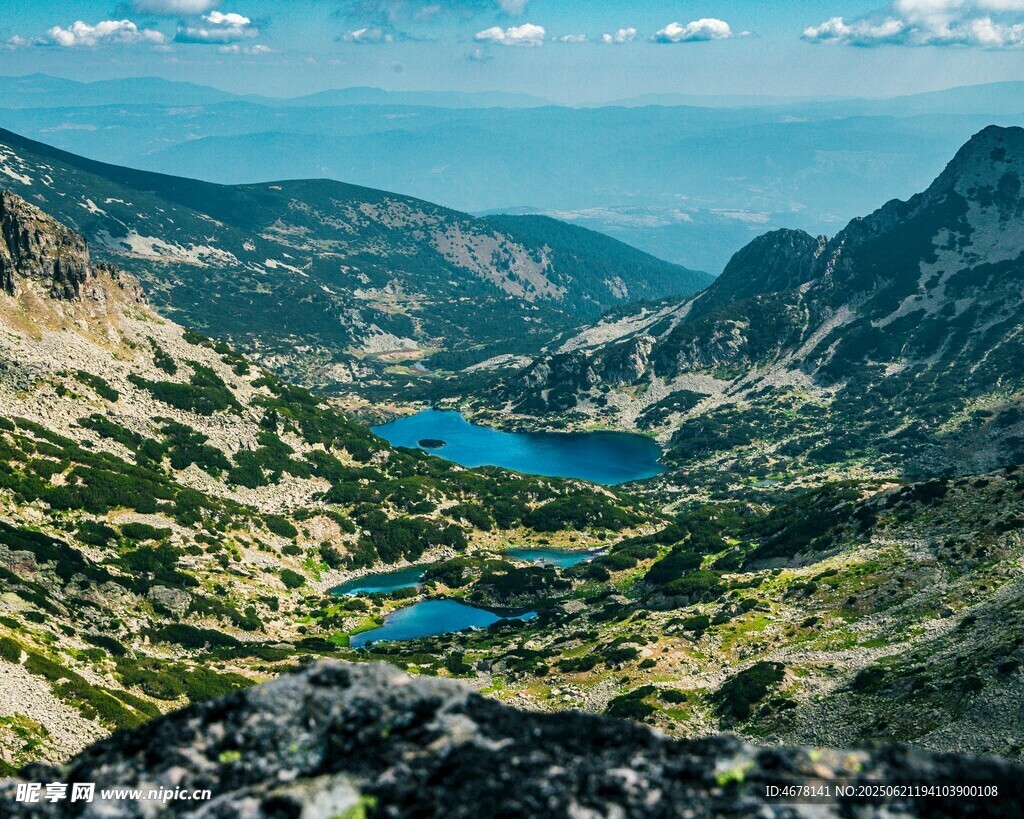 高山間的靜謐藍色湖泊
