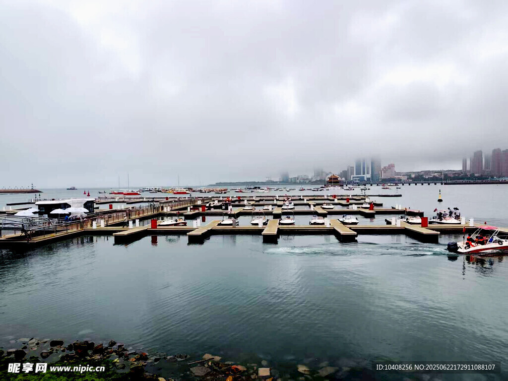 海港碼頭景象
