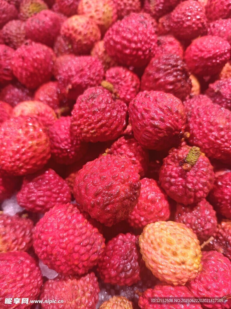 新鮮飽滿的紅荔枝
