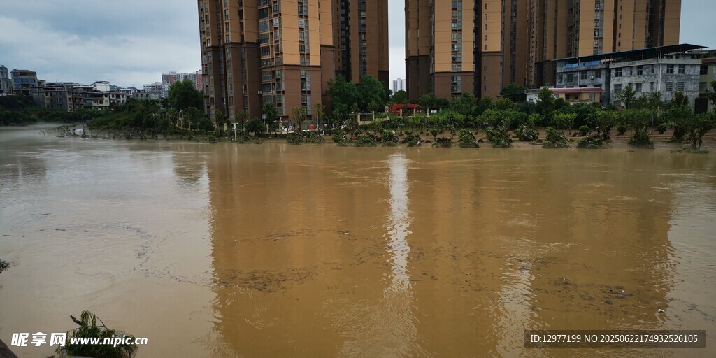 城市河流洪水景象