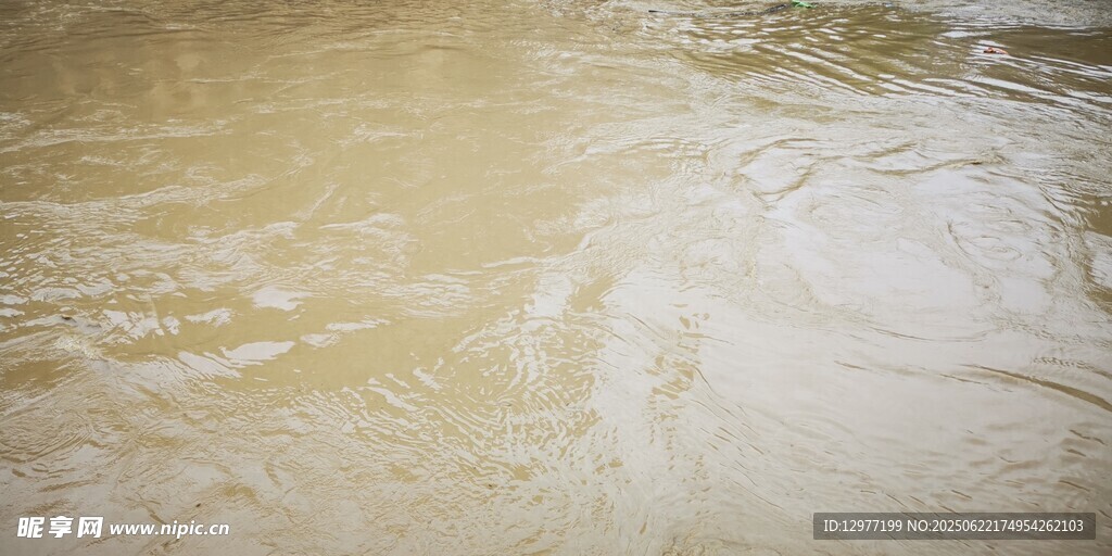 渾濁泥水畫面