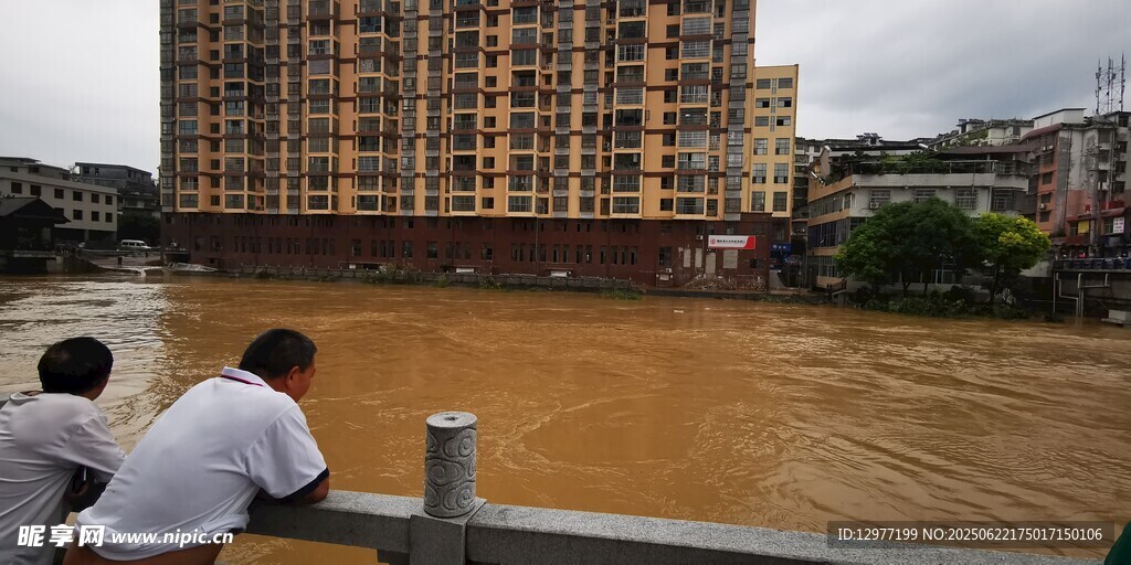 居民觀洪水淹沒城市景象