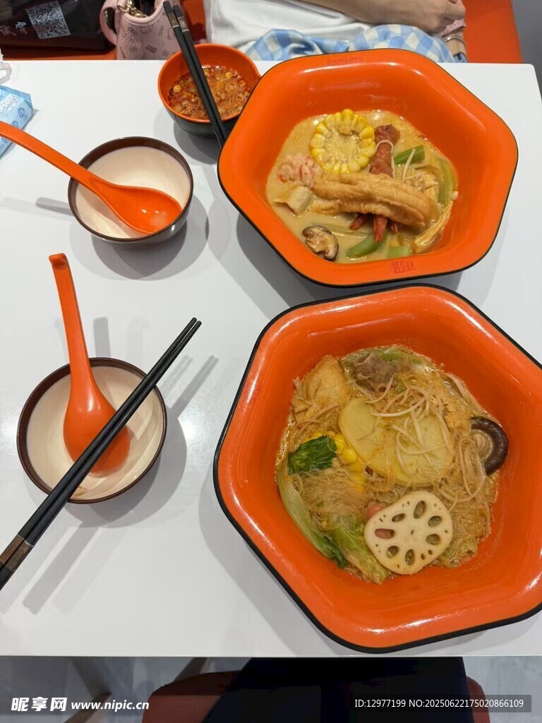 兩碗美味橙色碗裝面食