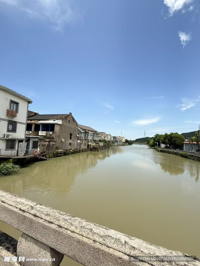 水鄉(xiāng)河畔景色
