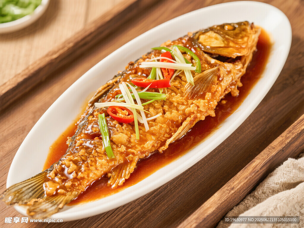 紅燒鯉魚擺盤中