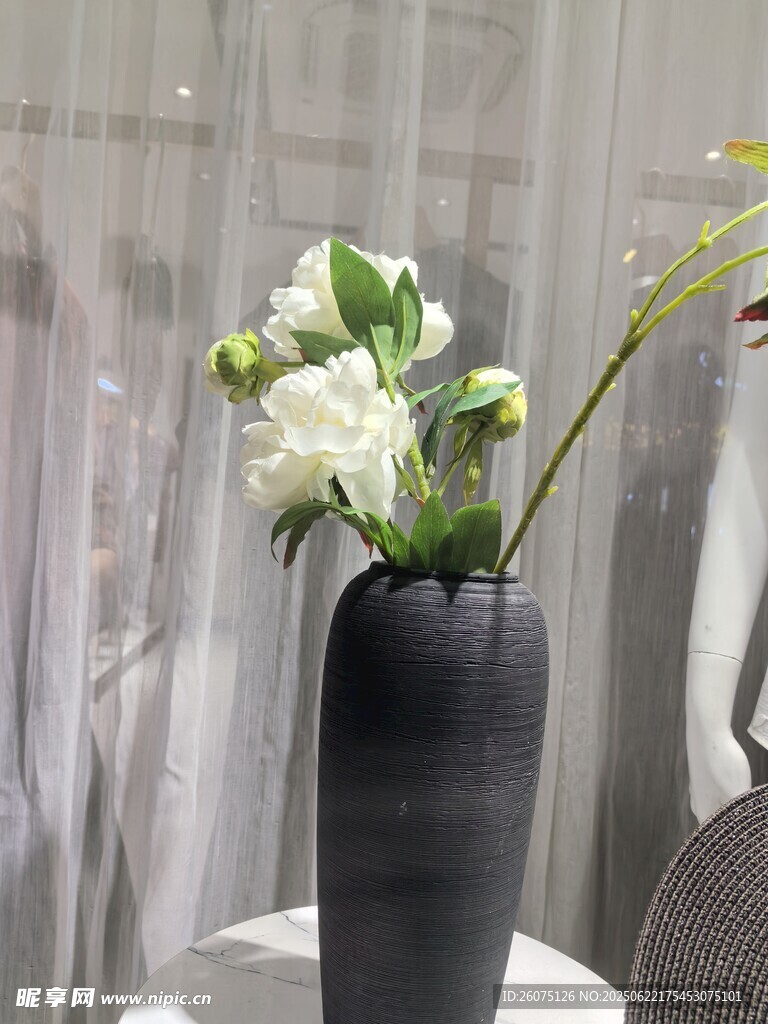黑色花瓶中的清新花卉