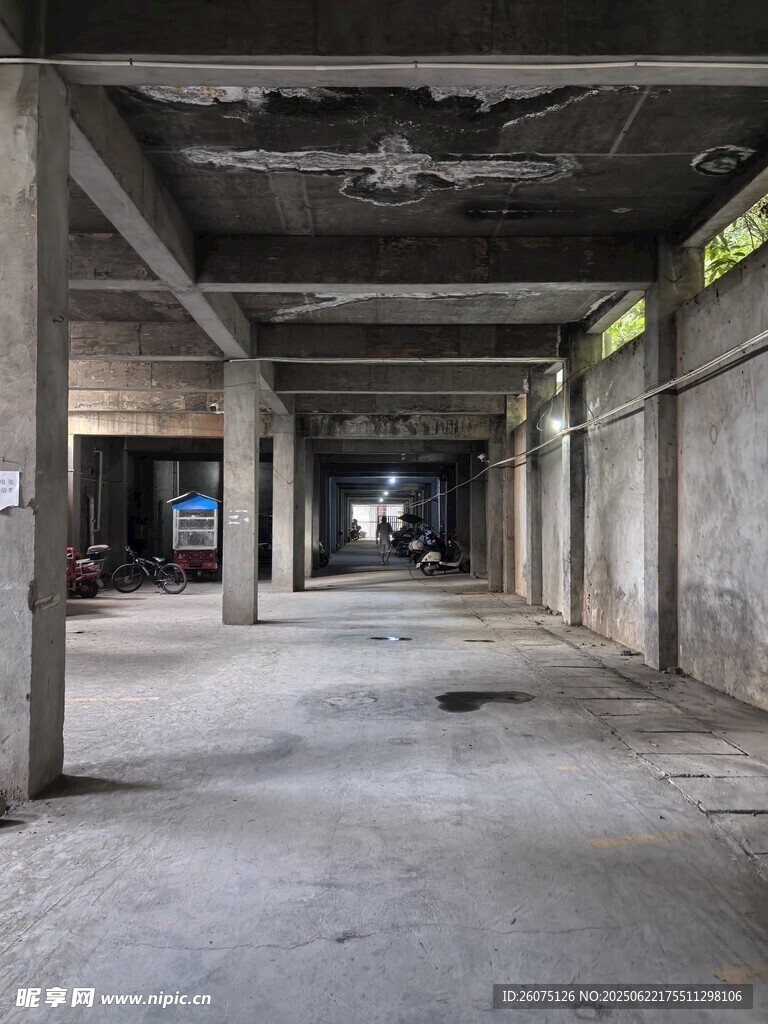 空曠廢棄廠房內部空間