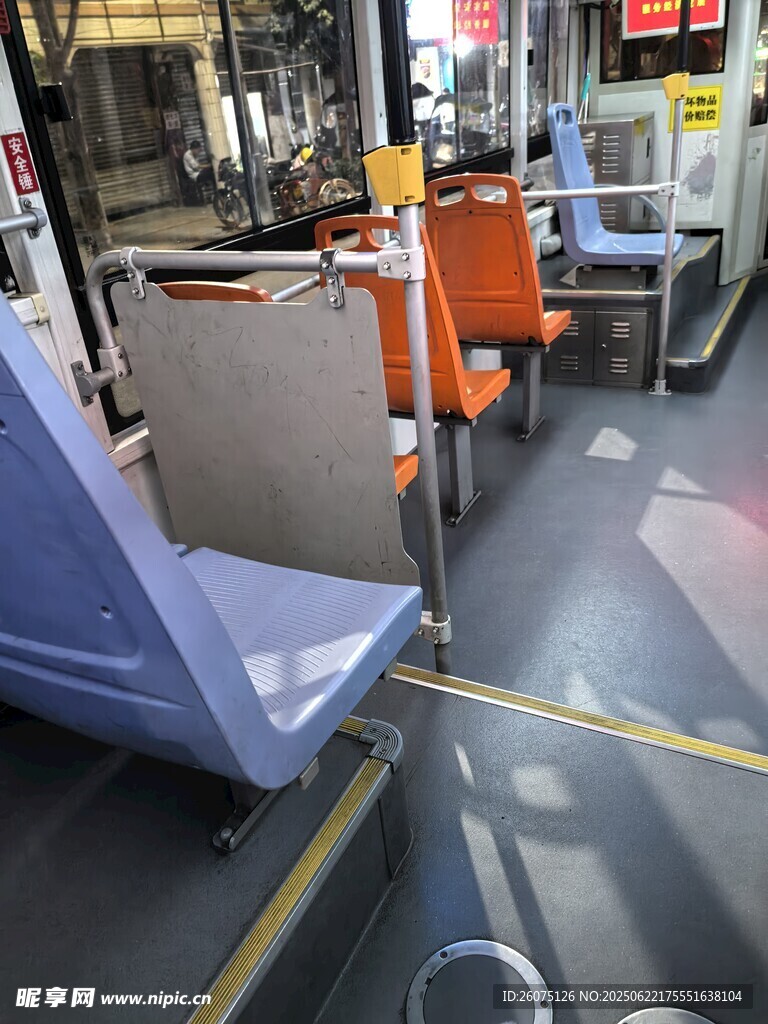地鐵車廂內的座椅與設施
