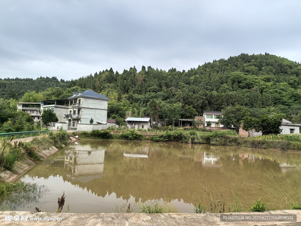 鄉(xiāng)村水邊景致