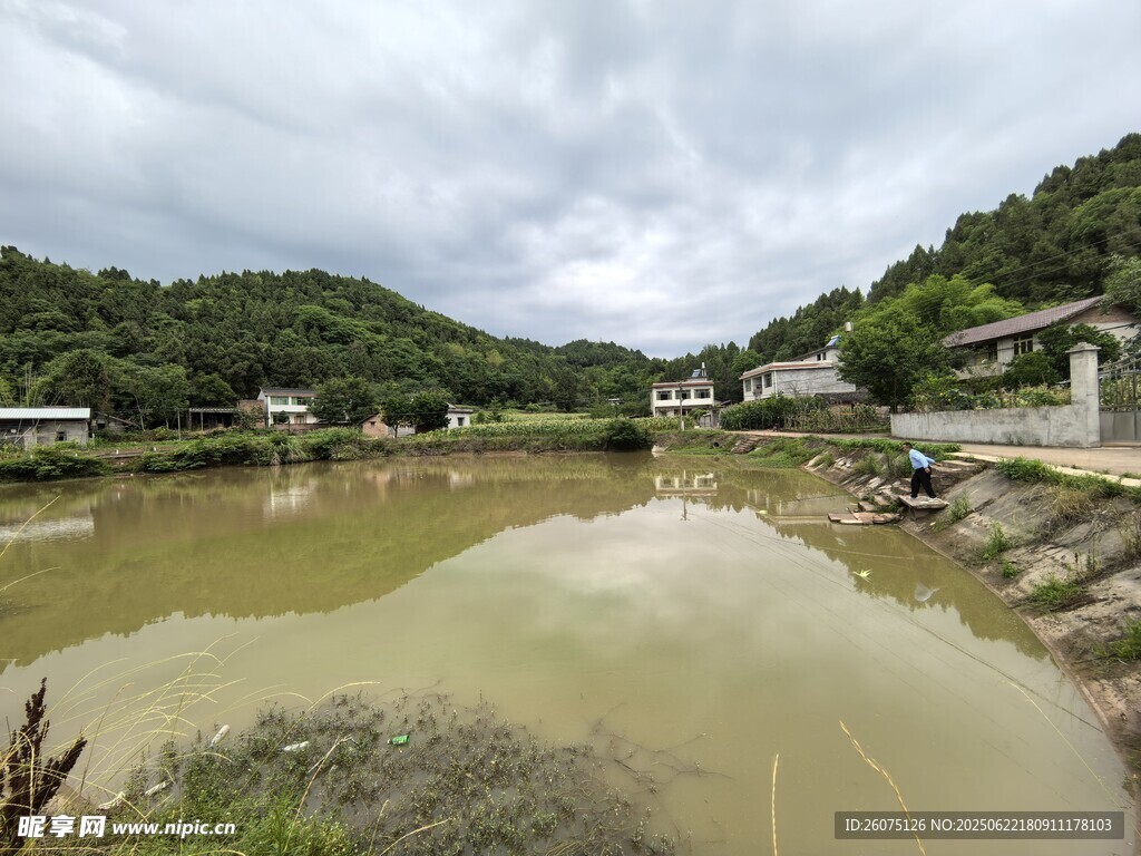 鄉村河畔風景