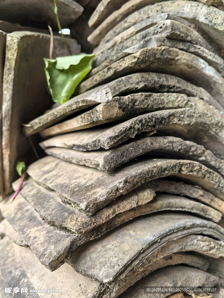 堆疊的瓦片
