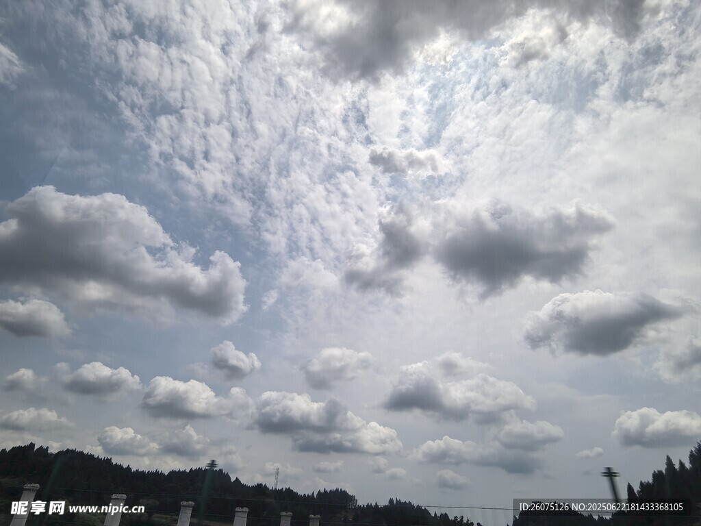 藍天白云下的開闊景致