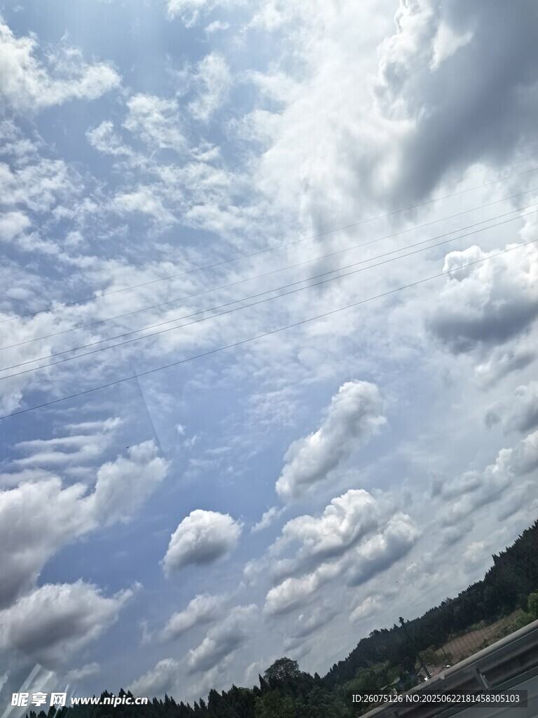 公路上空的藍天白云美景