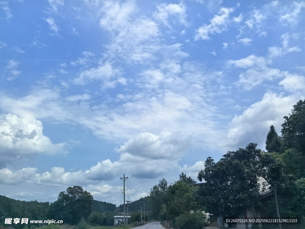 藍天白云下的山林景致