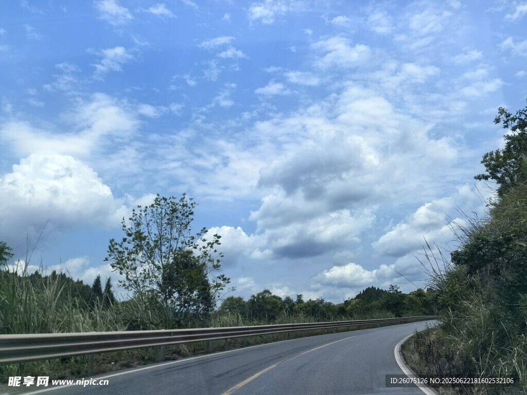 蜿蜒公路旁的藍天白云