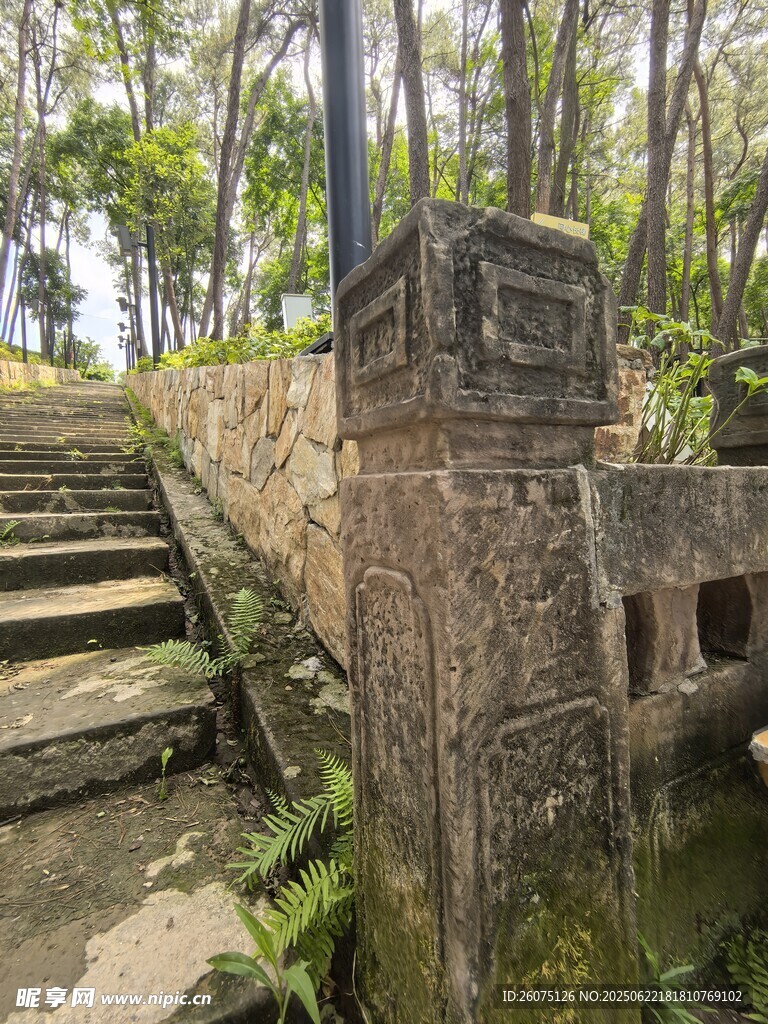 古老石砌建筑與周邊景致
