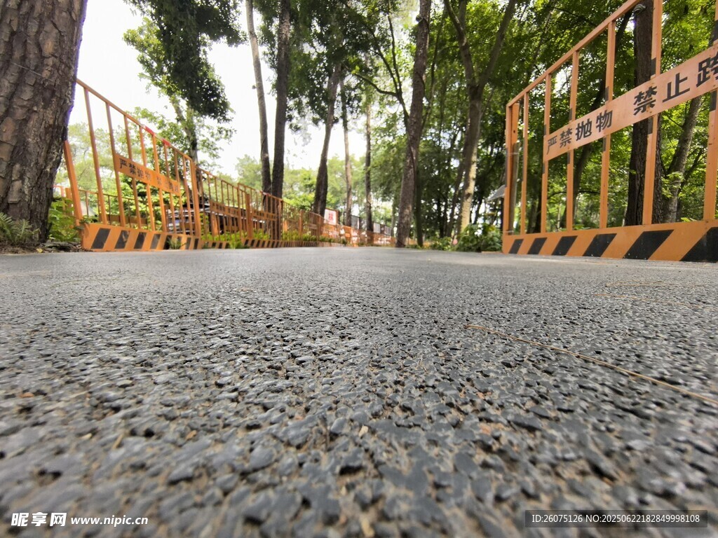 戶外碎石路面與周邊景致