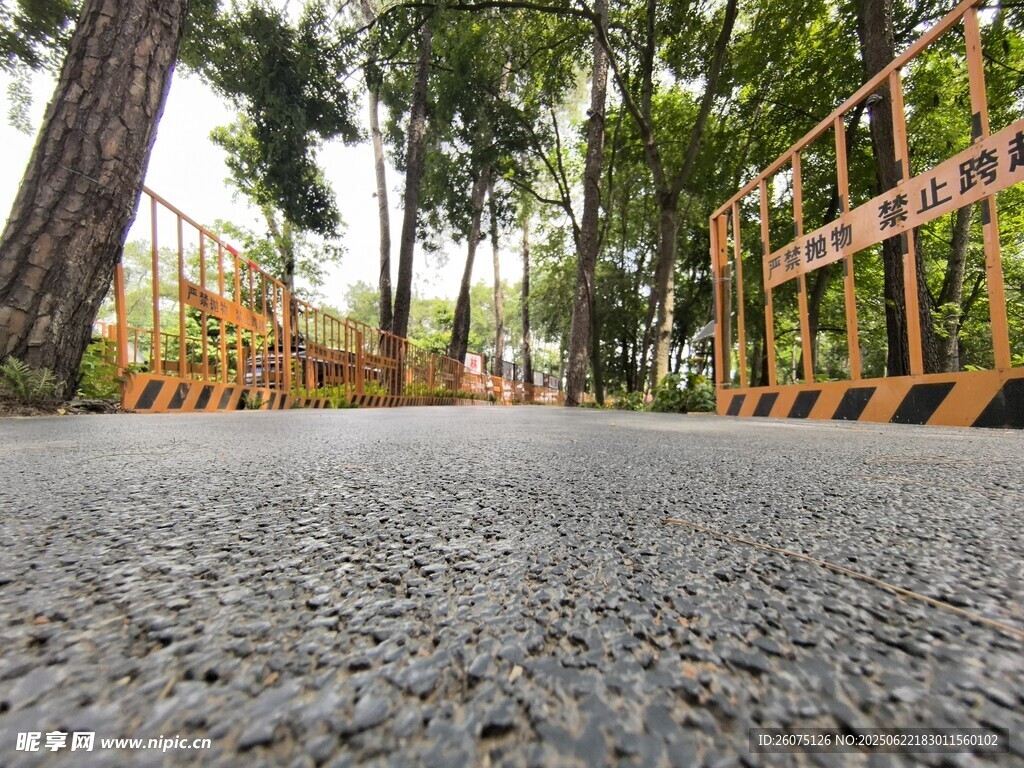戶外碎石路與周邊景致