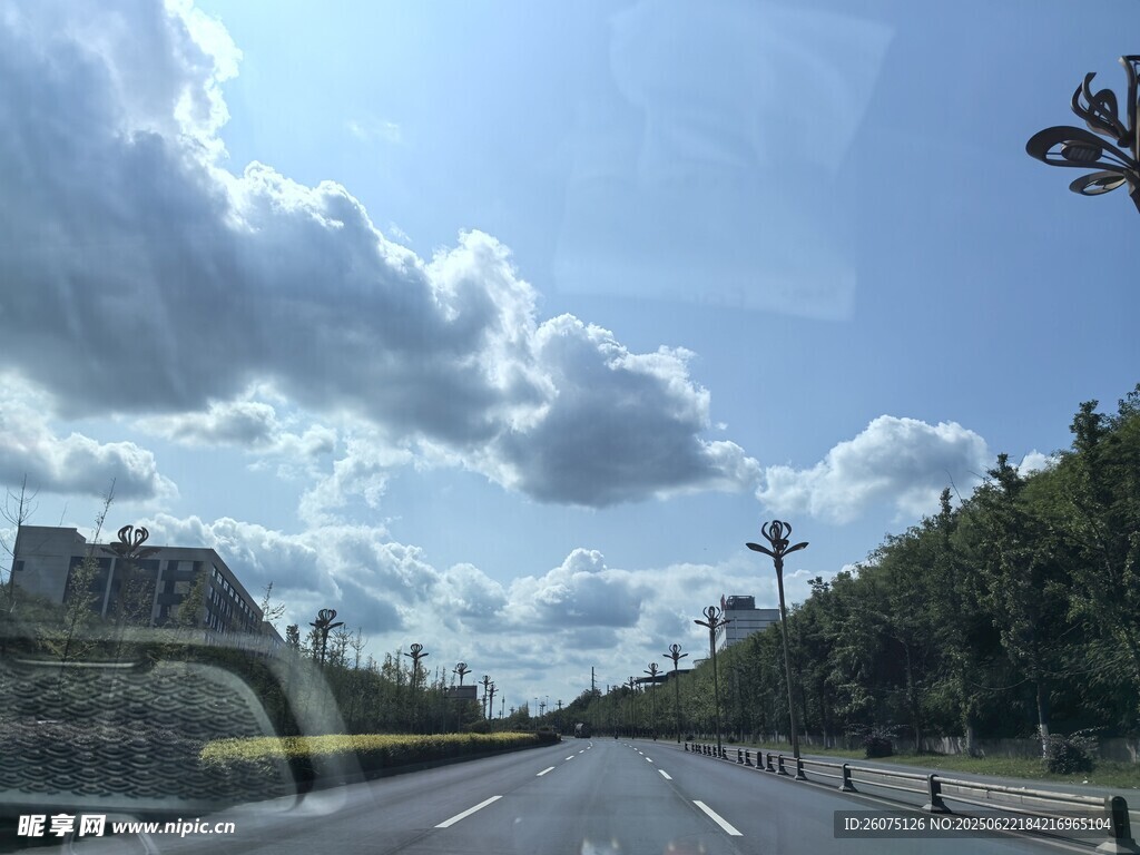 公路上的藍天白云綠樹