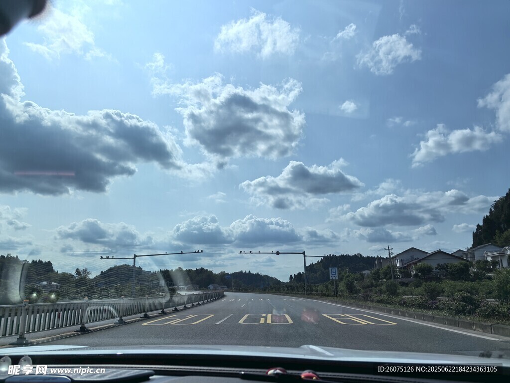公路行車視角藍天白云景