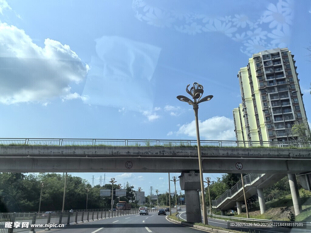 城市高架橋與高樓景觀