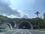 公路前方雙隧道景觀