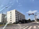 城市路口旁的多層白色建筑