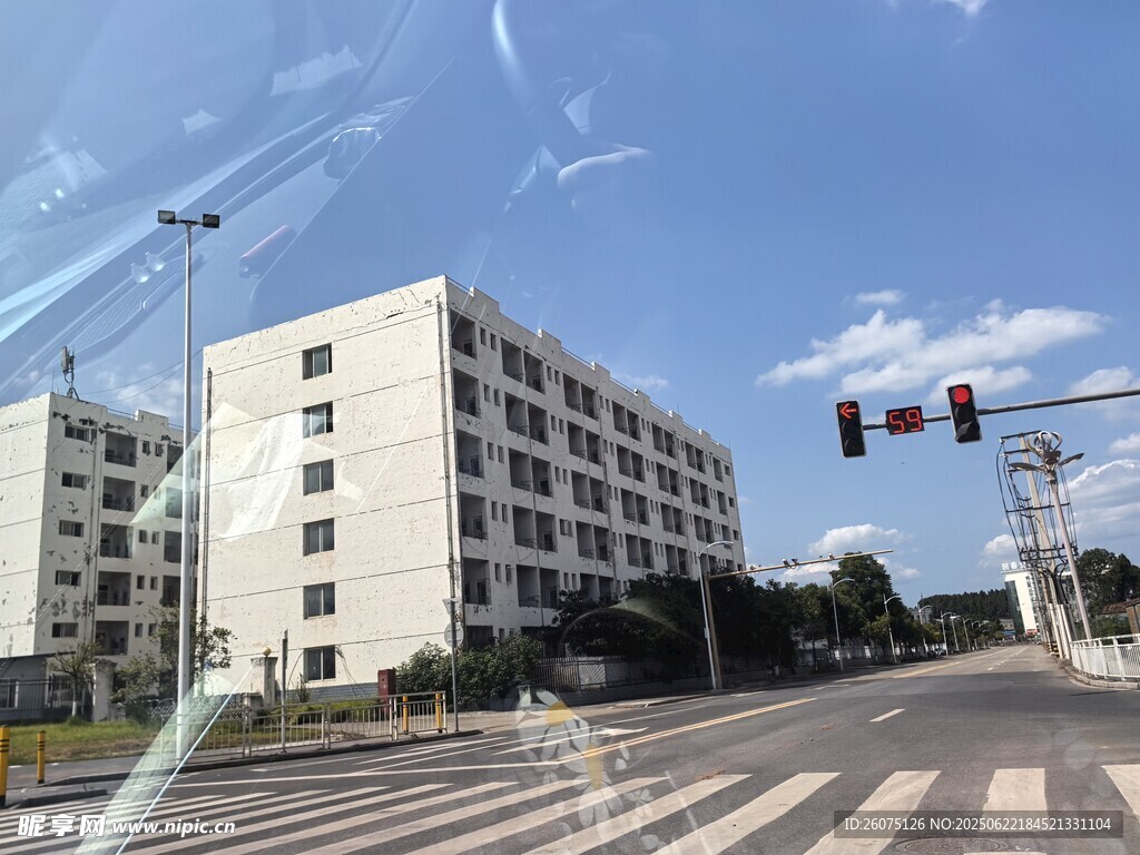城市路口旁的多層白色建筑