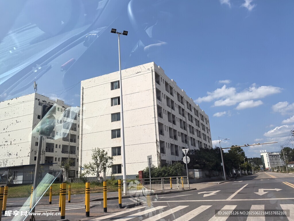 城市中的白色多層建筑