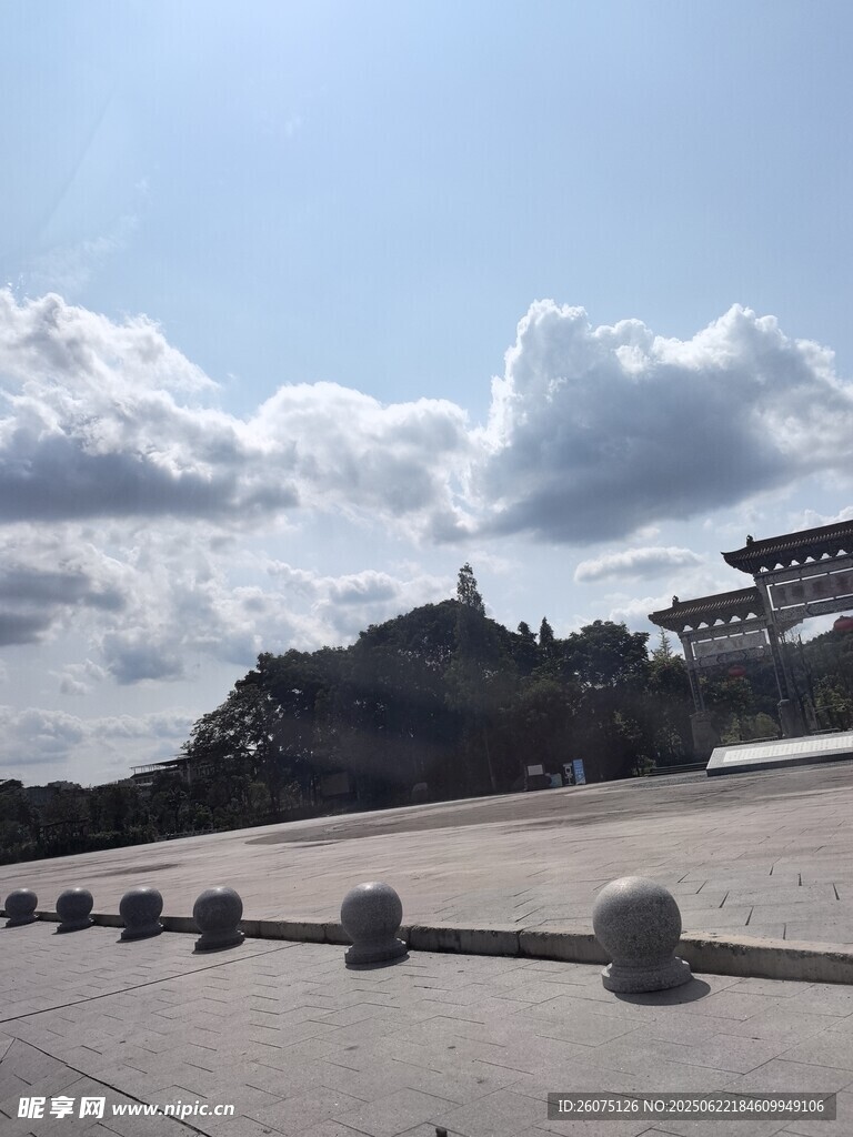 藍天白云下的宏偉建筑
