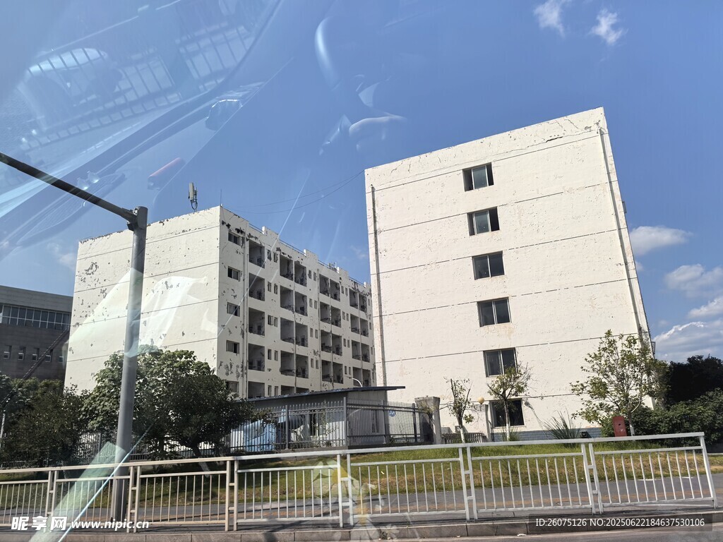 城市中的白色多層建筑