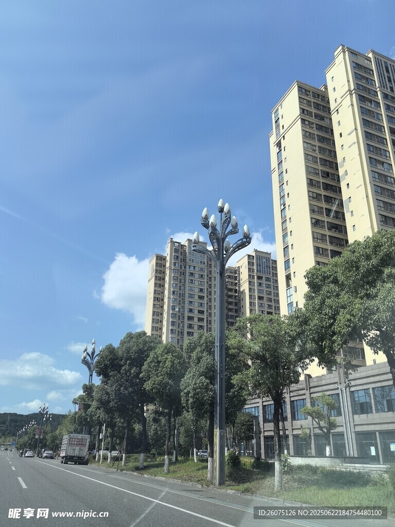 城市街道旁的高樓景觀