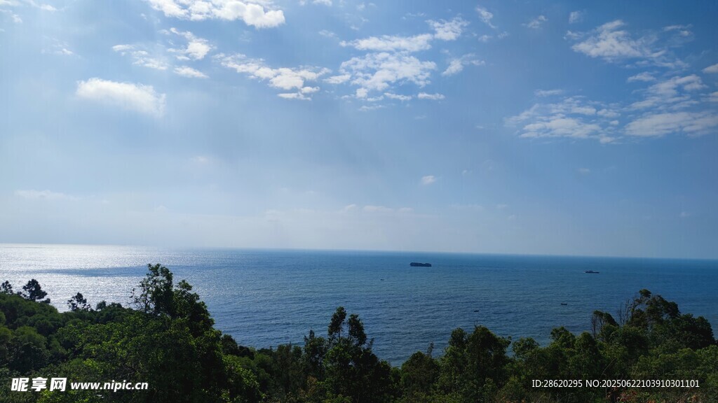 海邊藍天綠樹美麗景致