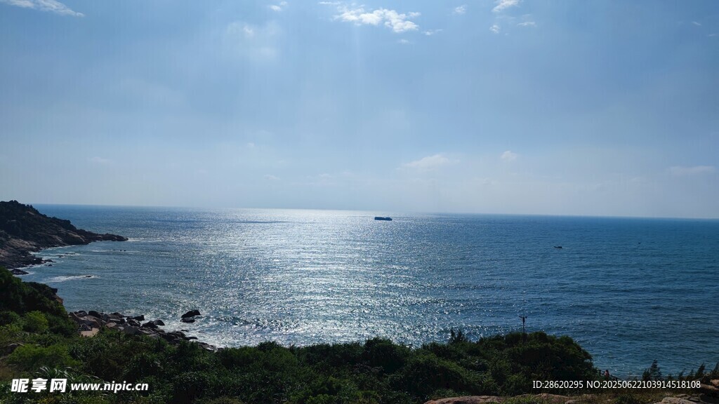海邊美景 陽光照耀的海岸線