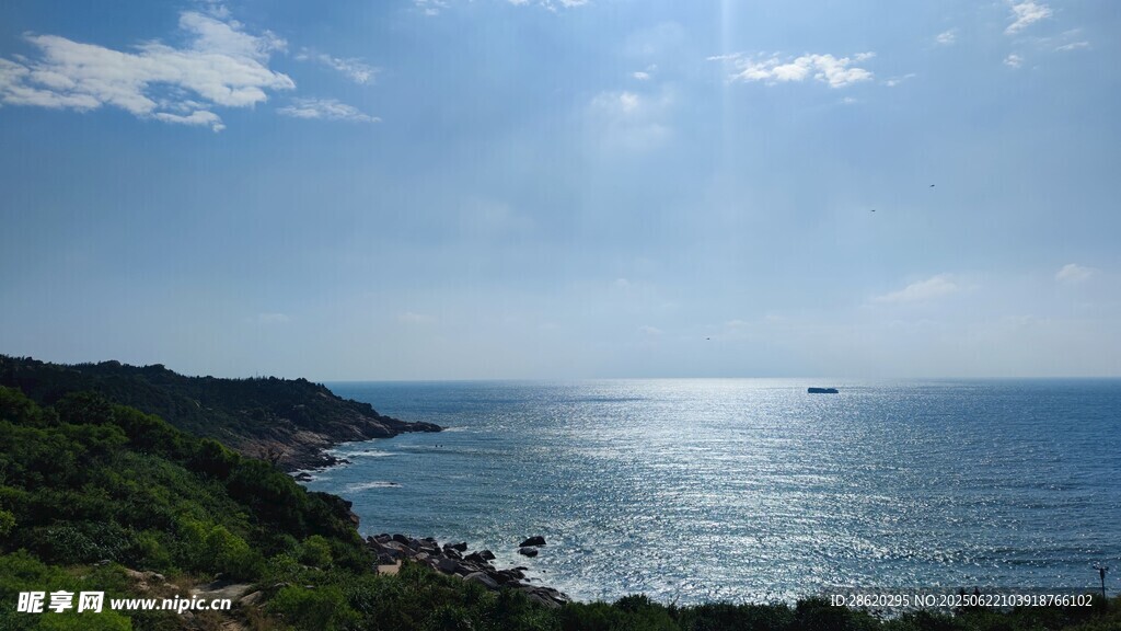 海邊美景 陽光照耀海岸線