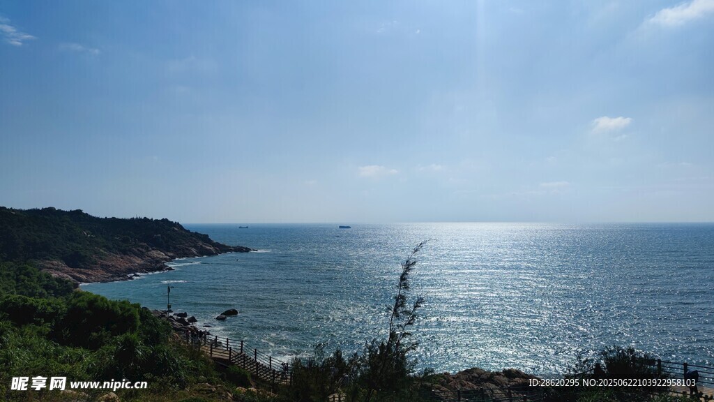 海邊美景 陽光照耀海岸線