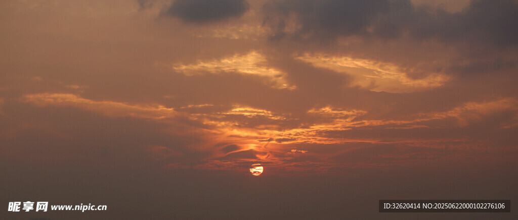 夕陽西下的絢爛天空