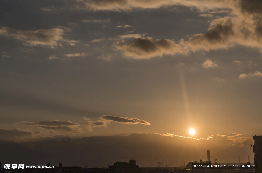 夕陽(yáng)西下的美麗天空