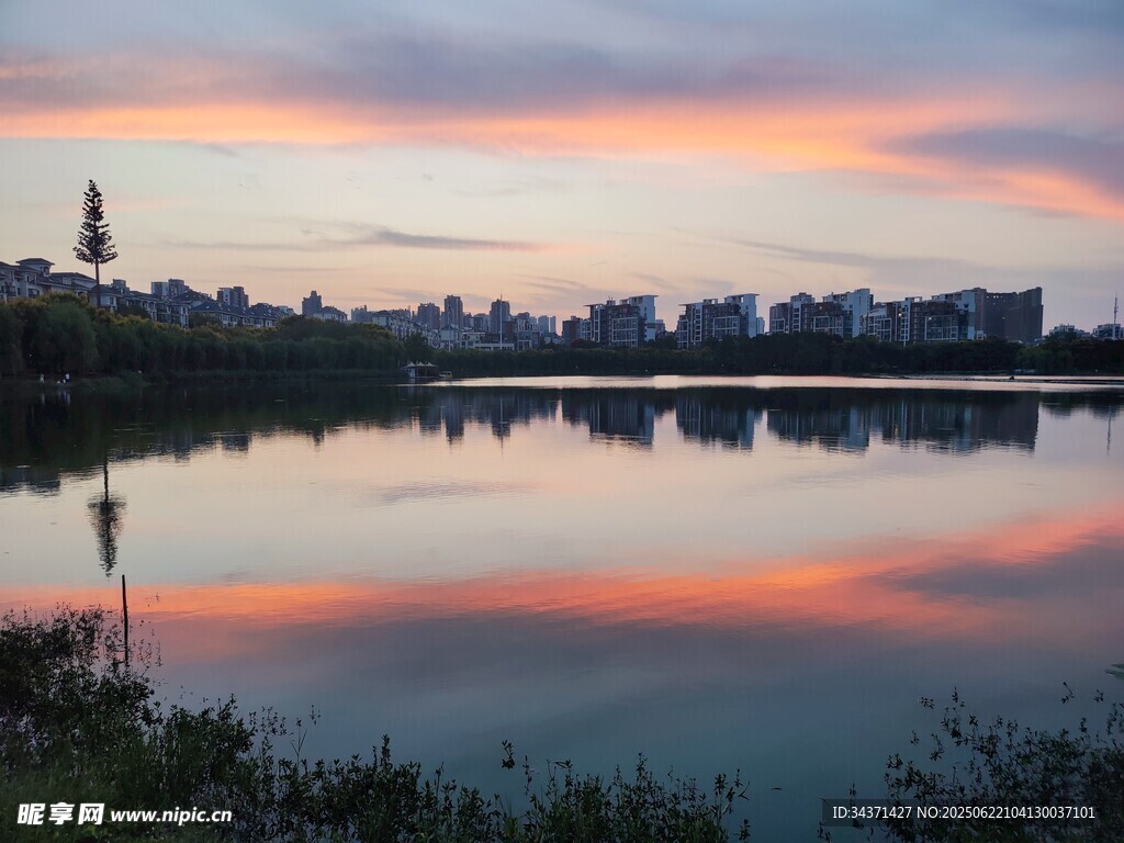 夕陽 湖水