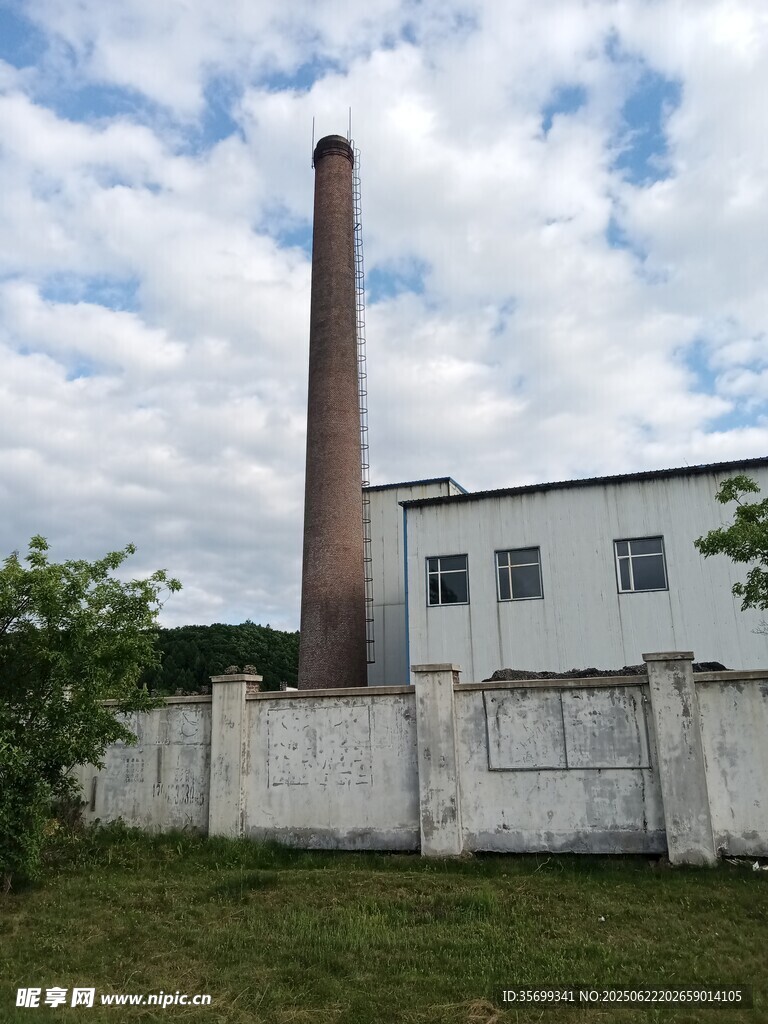老舊工廠建筑與高聳煙囪