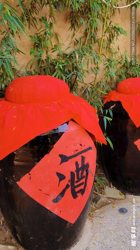 傳統(tǒng)紅蓋酒壇