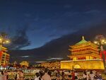 西安鐘樓夜景下的熱鬧景象