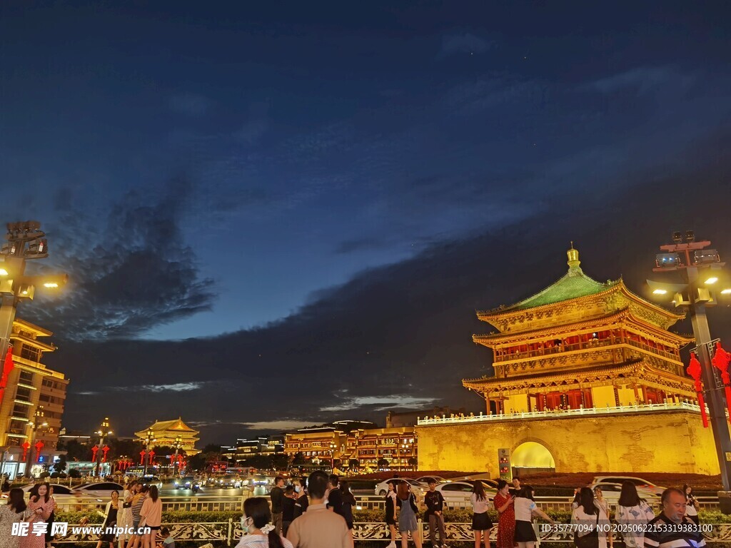 西安鐘樓夜景下的熱鬧景象