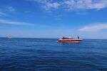 海上船只航行于藍天碧海間