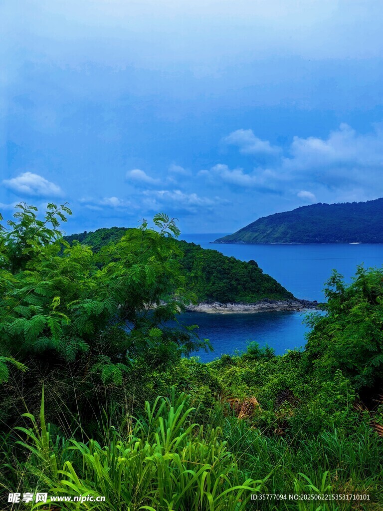 青山碧海間的自然美景