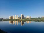 湖畔高樓倒影美景