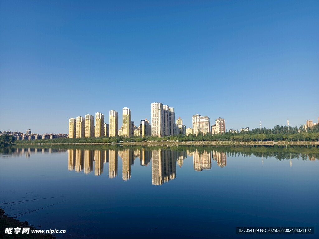 湖畔高樓倒影美景