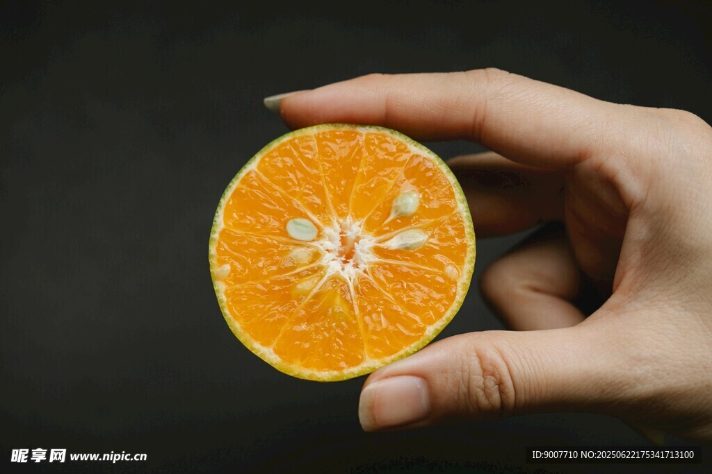 手捧半顆新鮮橙子